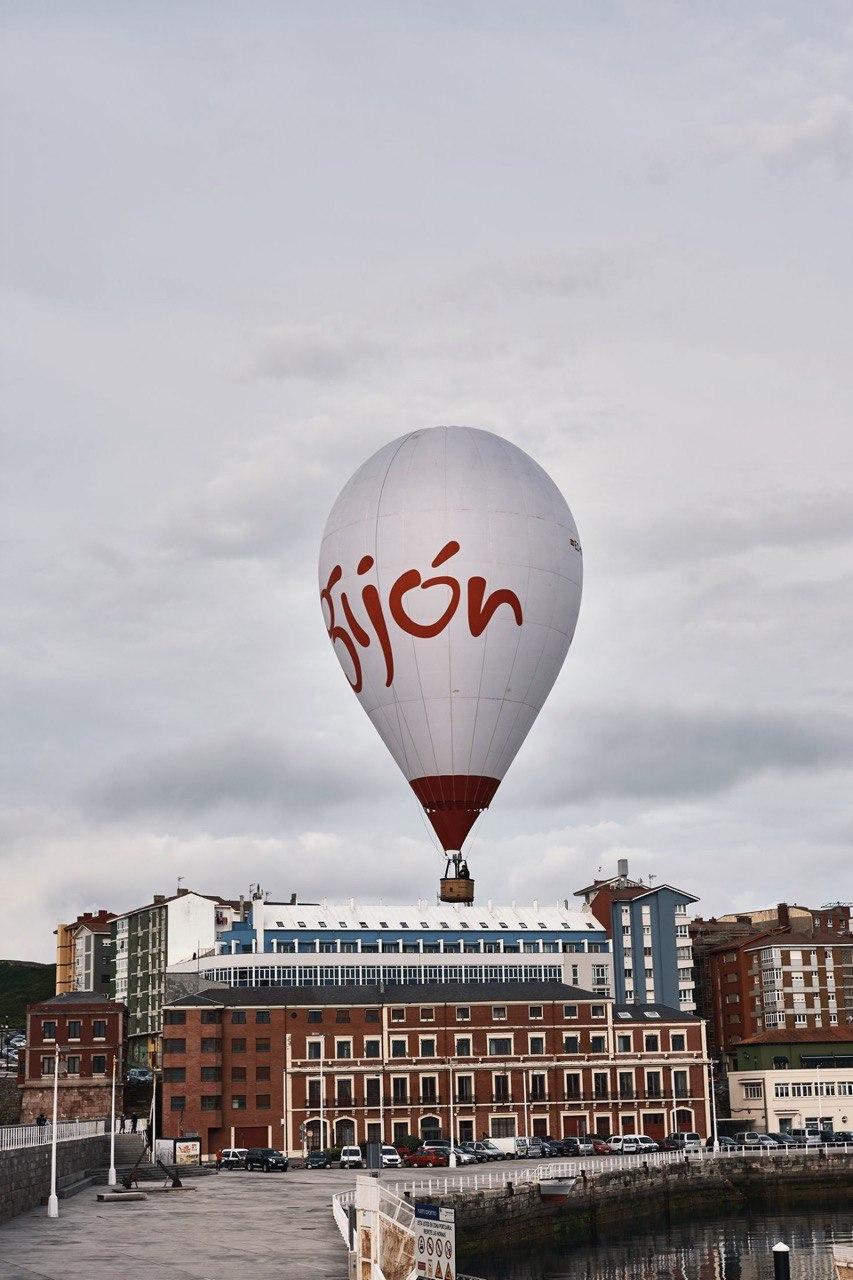 Jorge Iglesias survolant la commune de Gijón