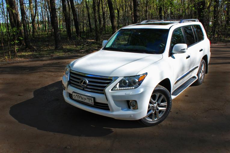 Voiture de marque Lexus