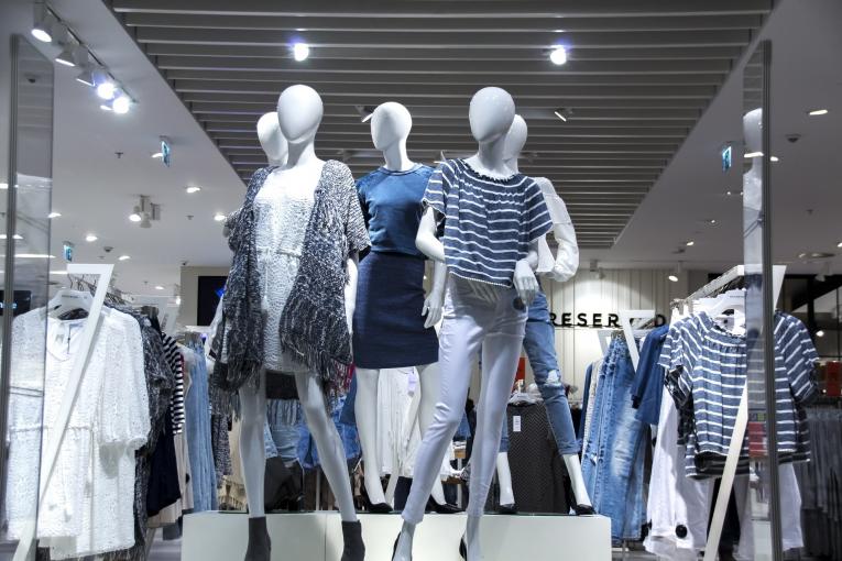Contactez la marque de vêtements Yoox par téléphone